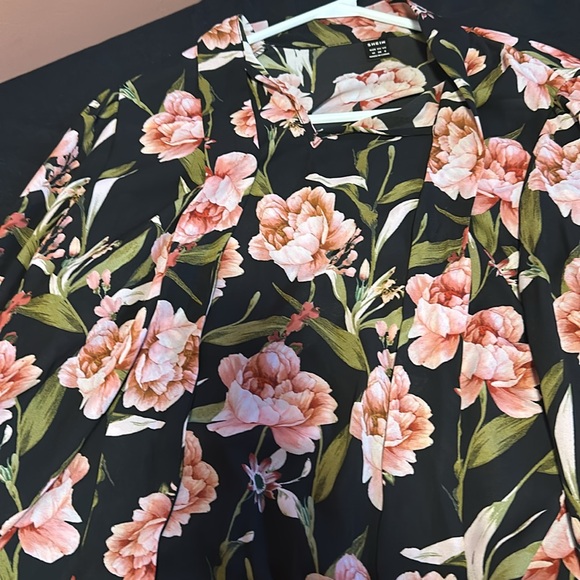 ‼️SOLD‼️ Sheer floral Blouse - Picture 3 of 3